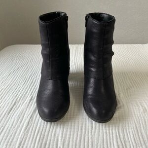 Fergalicious Size 9 Black Lace Up Chunky Heel